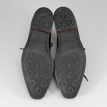 CROCKETT & JONES, a pair of black leather 'Highbury' shoes, size 8.