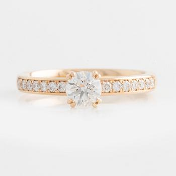 Ring with brilliant-cut diamond.