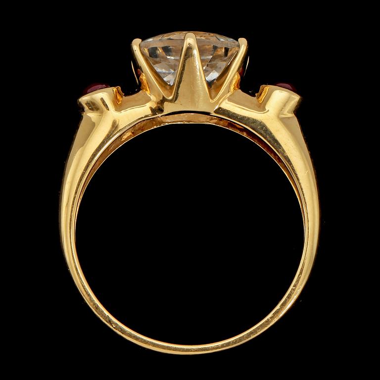 RING, 18k guld med fasettslipad topas samt 2 cabochonslipade rubiner, Guldfynd AB, 1900-tal. Vikt 4 g.