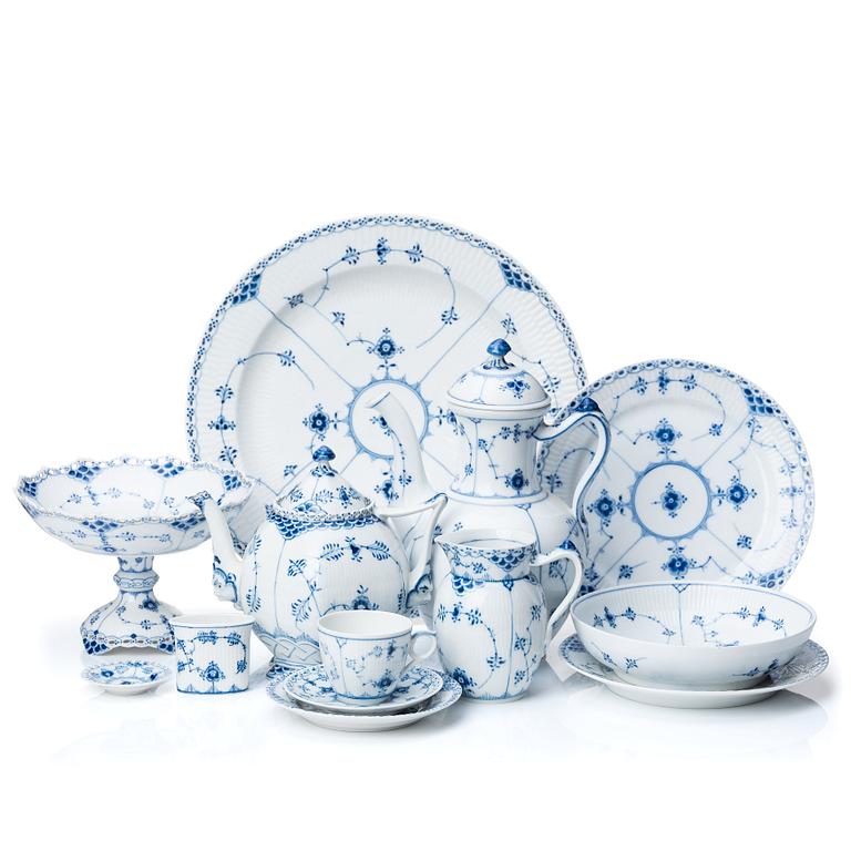 Royal Copenhagen, a 39 pcs 'Musselmalet' porcelain service, Denmark, mixed manufacturing dates, ca 1900 and onwards.