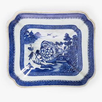 A Chinese blue and white porcelain tureen with cover and a serving dish, Qing dynasty, Qianlong and Jiaqing.