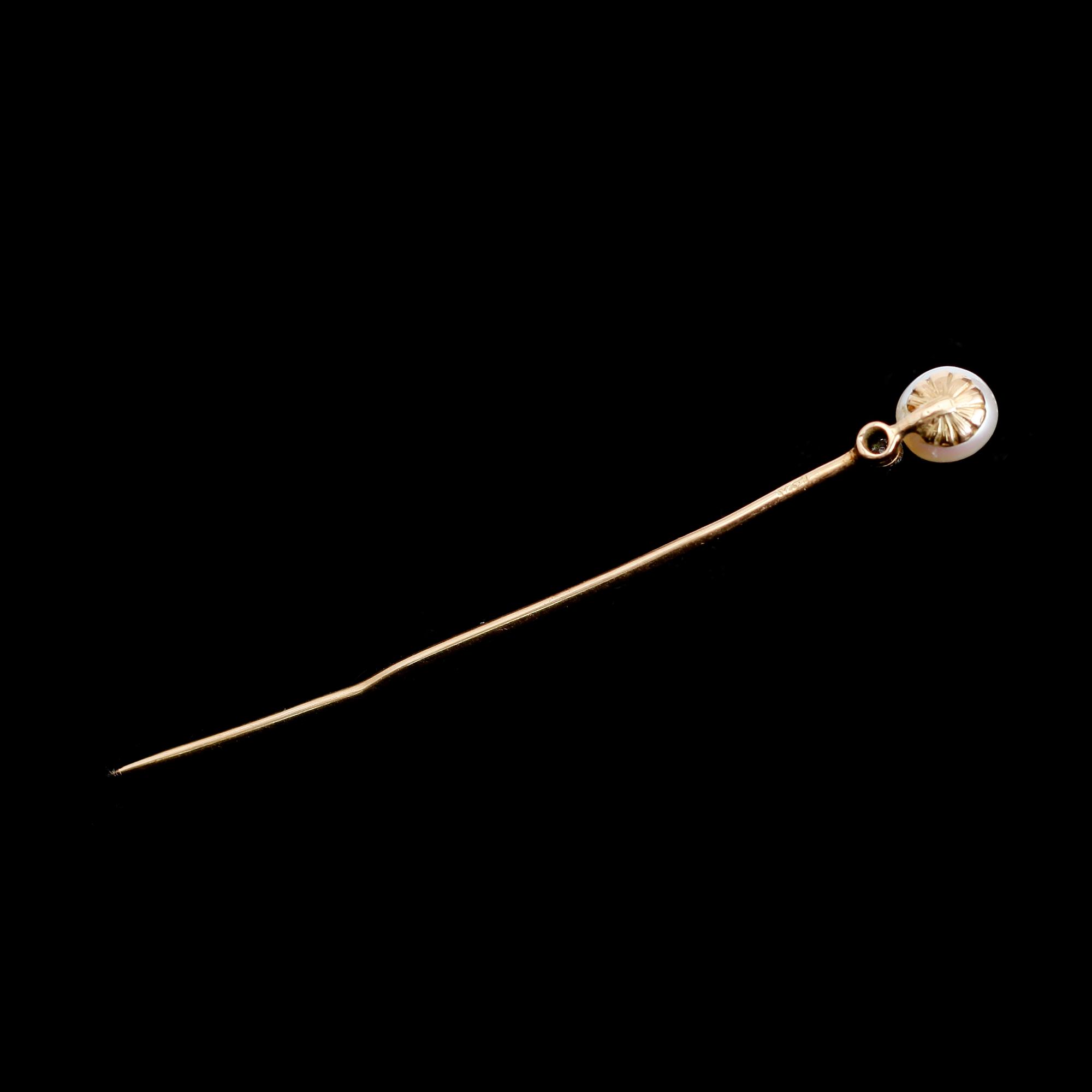 SJALNÅL, guld, med briljantslipad diamant och odlad pärla.