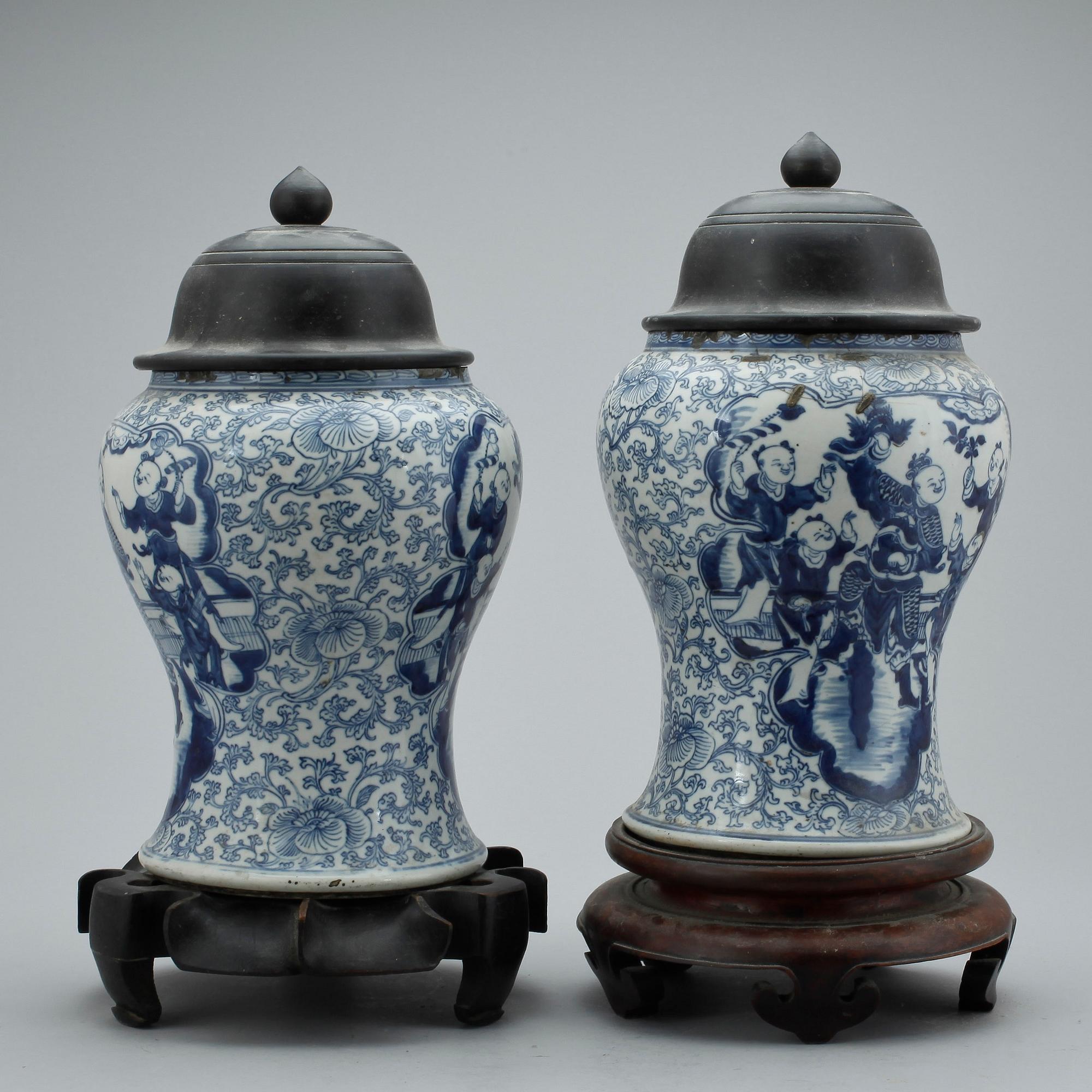 URNOR, ett par. Porslin, Kina. 1800-tal.