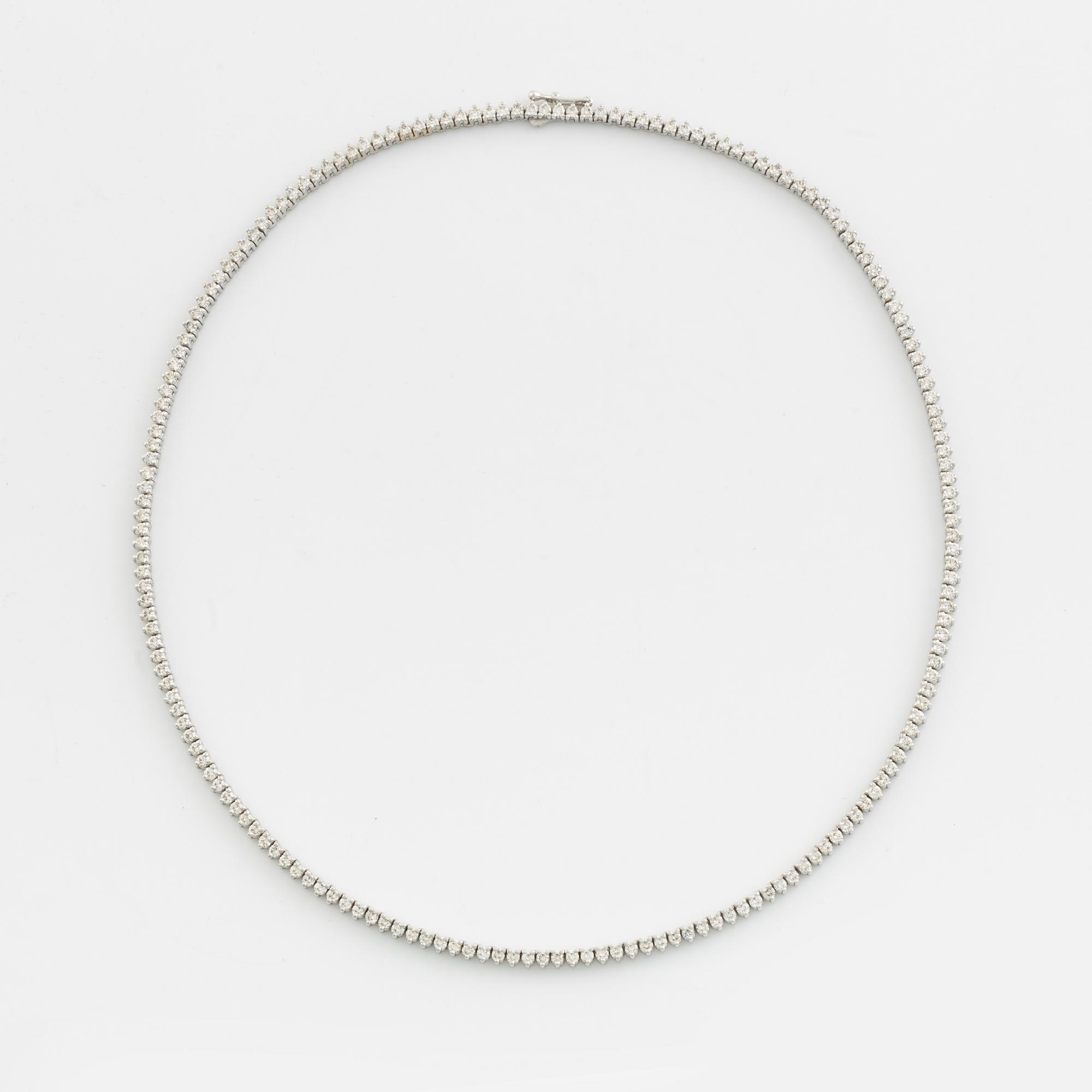 Tennishalsband, 14K vitguld, diamanter ca 5.52 ct tot. Med AIG-certifikat.