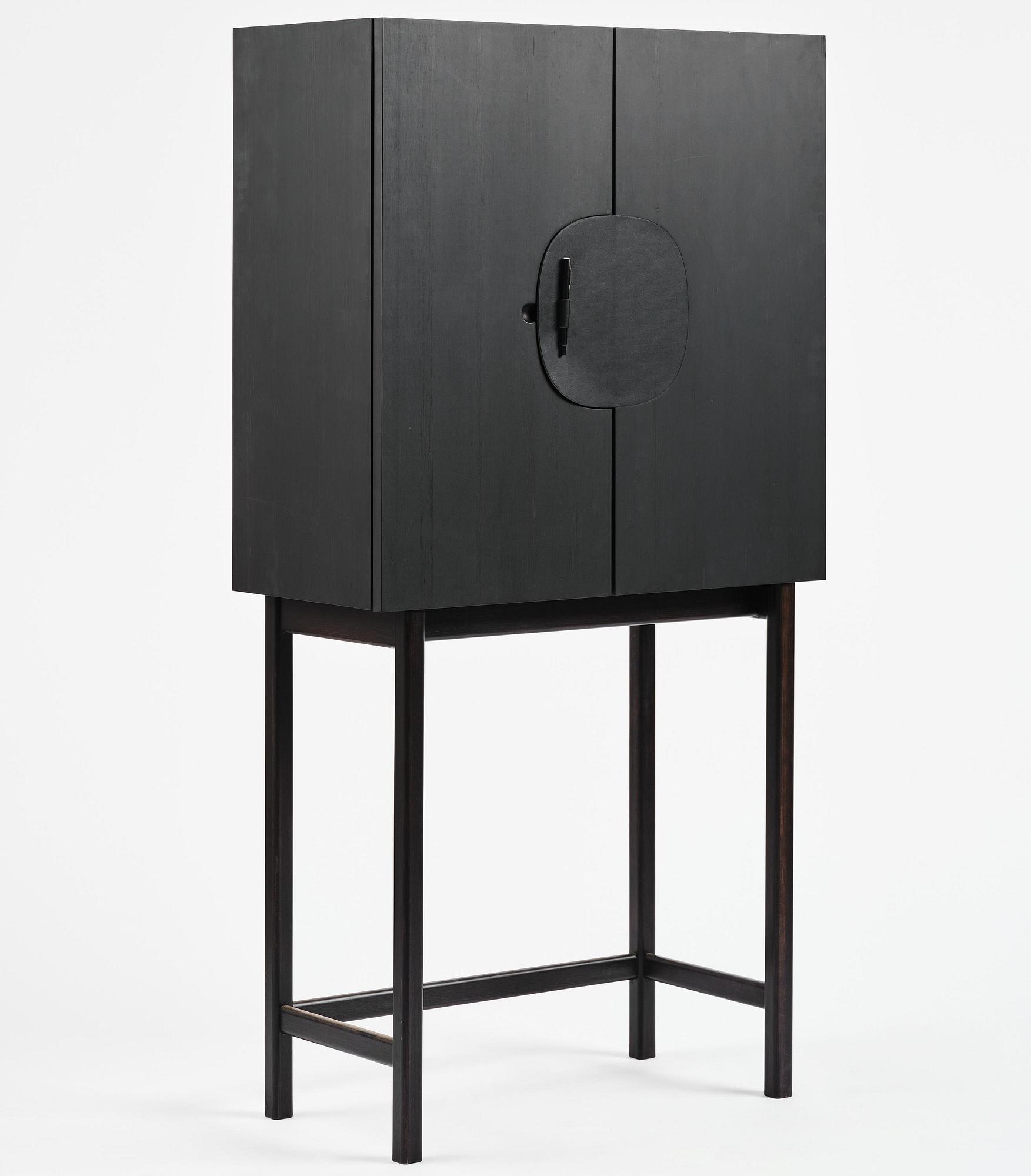 Mathieu Gustafsson, skåp, prototyp, "Tecknaren", utfört av snickarmästarna Markus Karlbom & Hannu Hietamäki, Burhult, 2024.