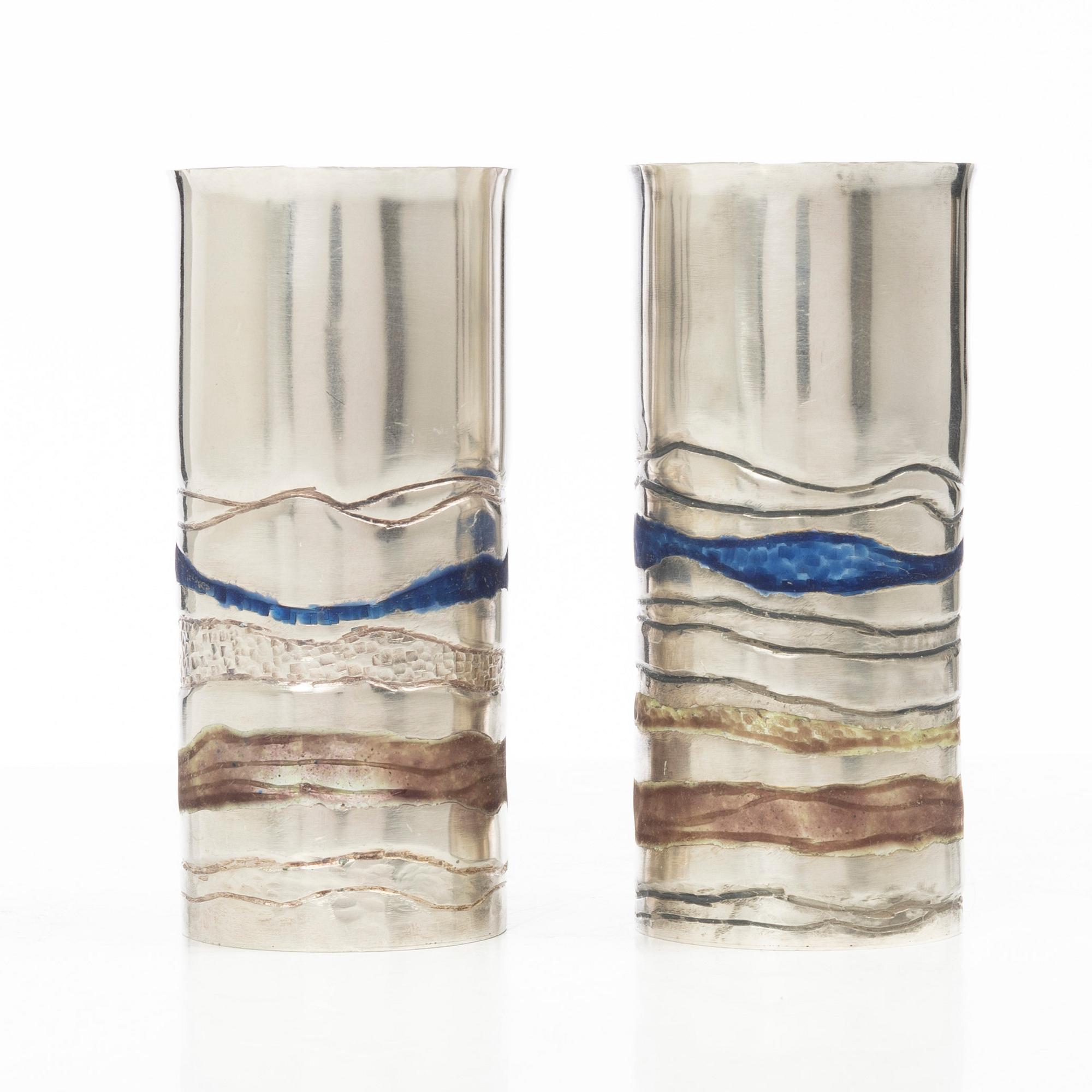 Lars Arby, bägare/vaser, ett par, sterlingsilver och emalj, Göteborg, 1982.