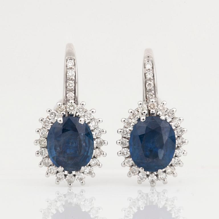 ÖRHÄNGEN, ett par, 18K vitguld med safirer, tot ca 3,06 ct och diamanter, tot ca 0,45 ct. Total vikt ca 4,57 g.