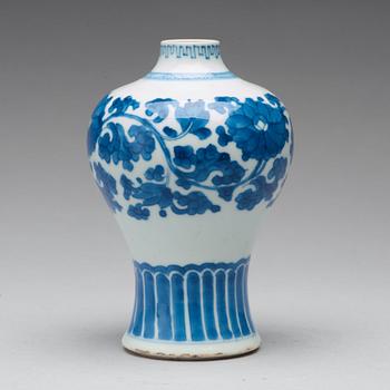 A blue and white vase, Qing dynasty, Kangxi (1662-1722).