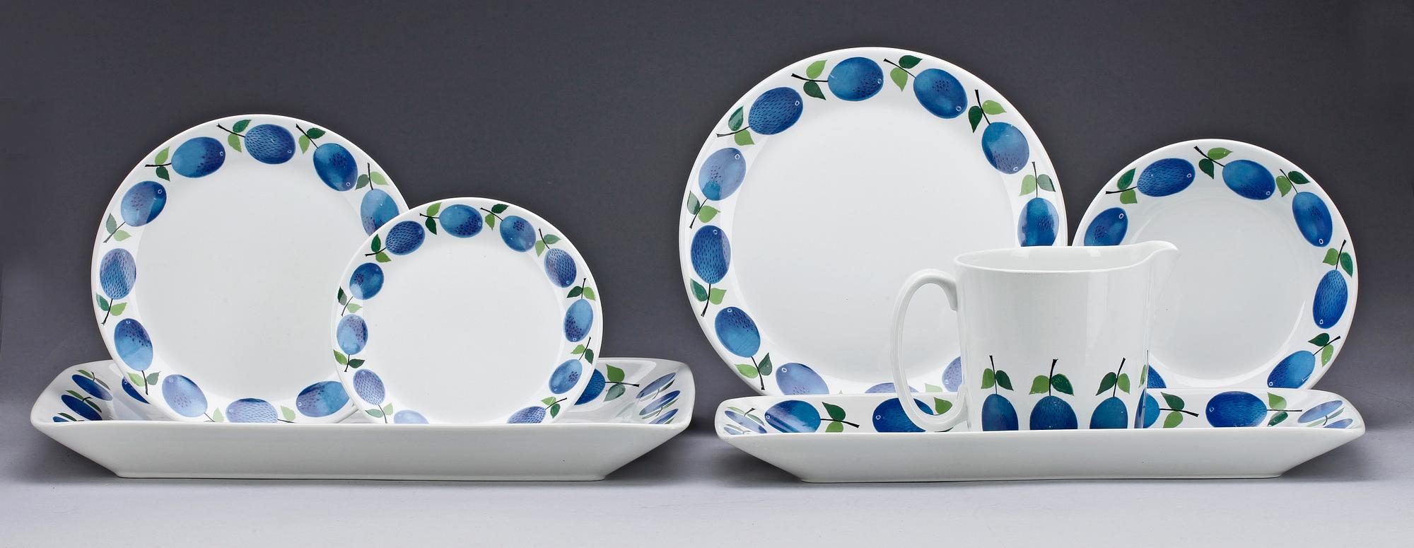 MATSERVIS, 23 delar, flintgods och benporslin, "Prunus", Stig Lindberg, Gustavsberg, 1962-74.