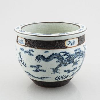 A porcelain pot/fish basin, China, Qing dynasty, late 19th century.