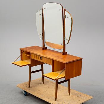 SMINKBORD, 1950/60-tal, fanérat i teak.