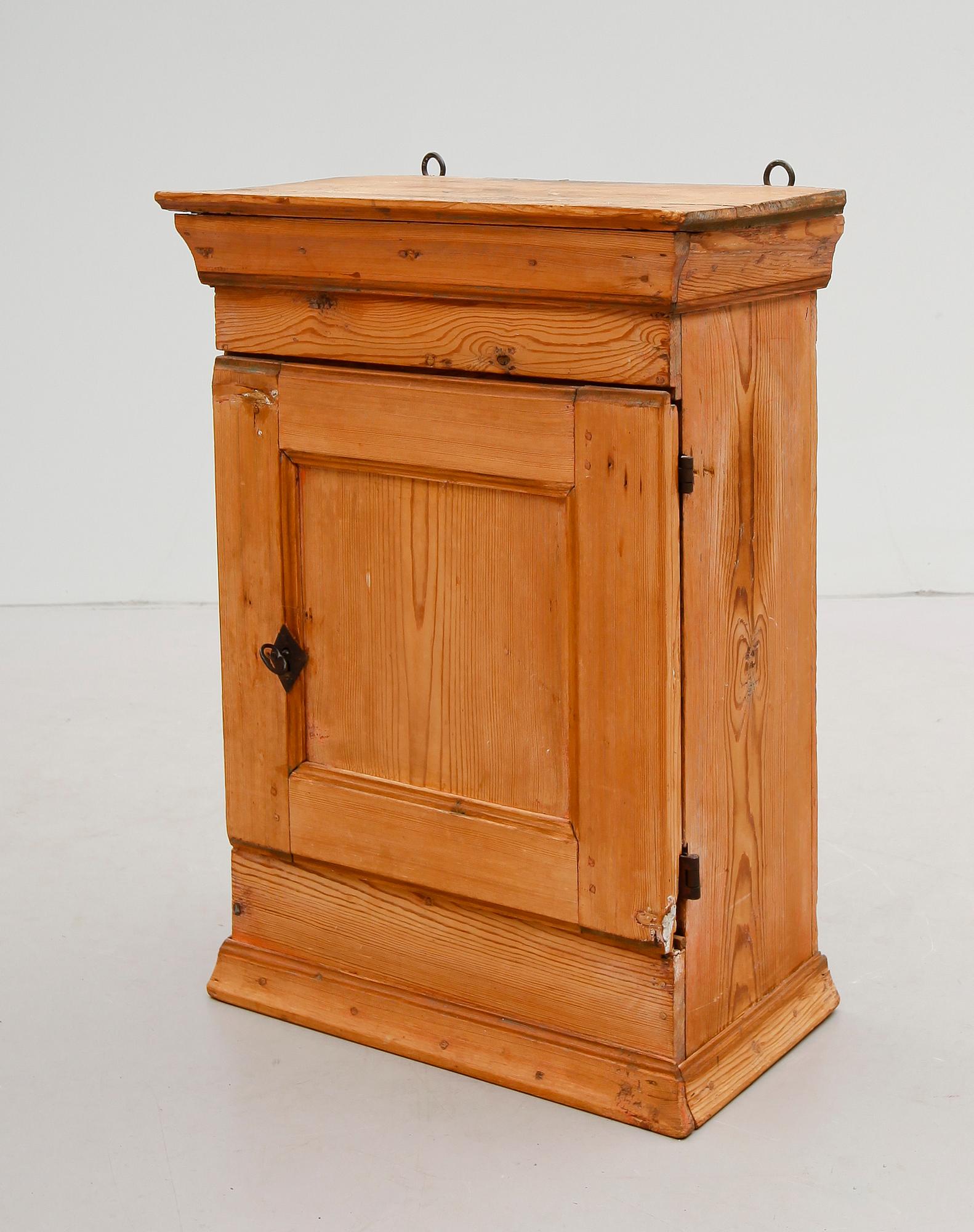 HÄNGSKÅP, 1800-tal.