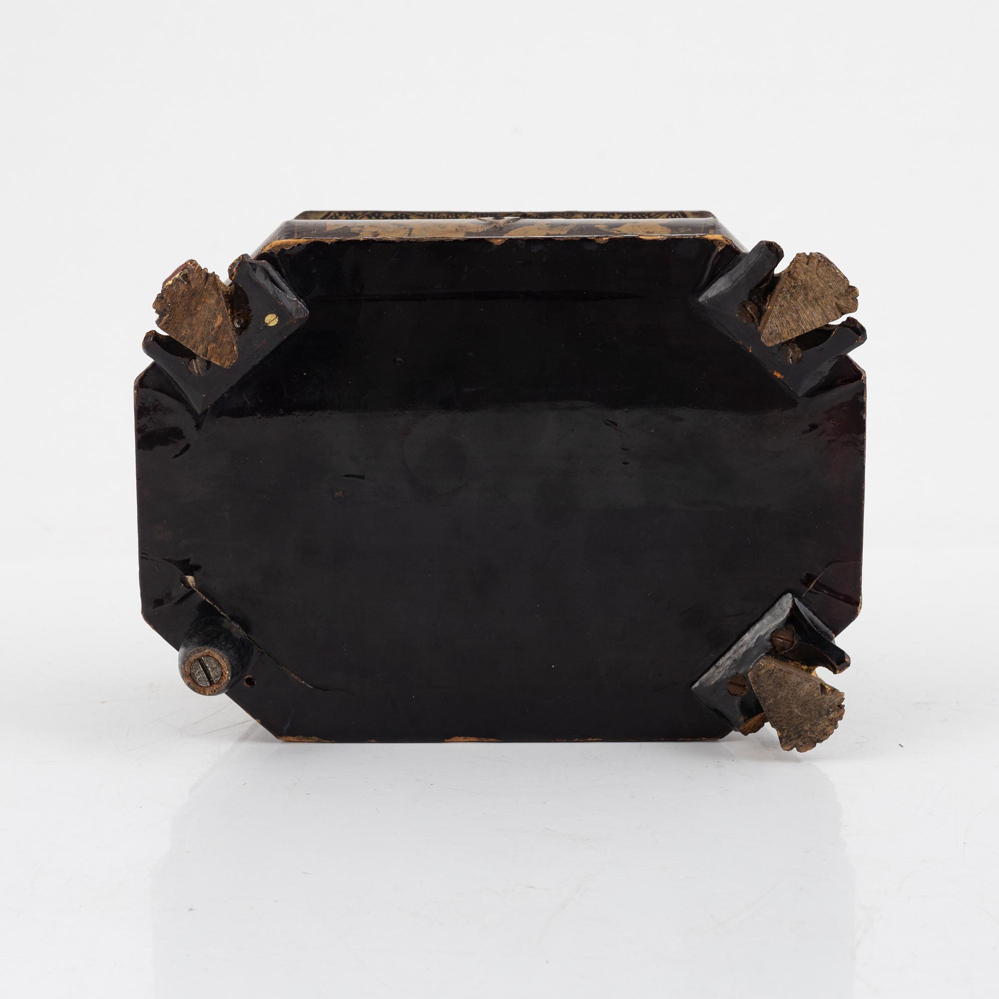 Teskrin, lackerat med insatser av tenn. Qingdynastin, 1800-tal.