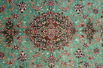 Matto, old Esfahan, part silk, signed, ca 225 x 149 cm (ca 1,5-2,5 cm flat weave at the ends).