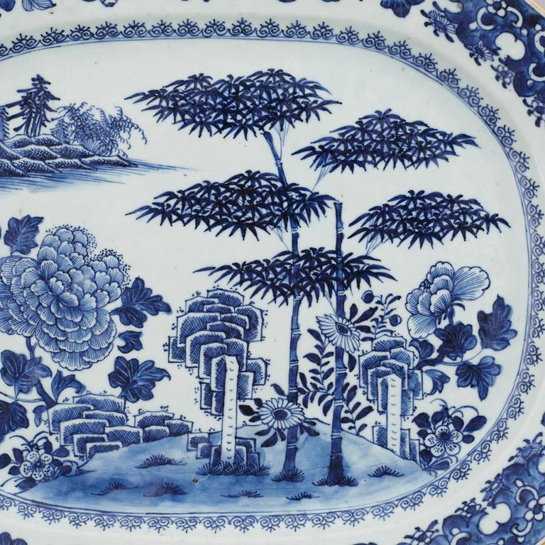 A blue and white serving dish, six plates and two round dishes, Qing dynasty, Qianlong (1736-95).