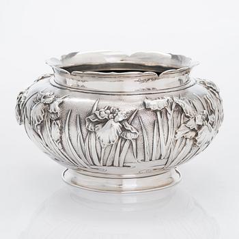 An Arthur & Bond sterling silver flower pot, Yokohama, late Meiji-era, circa 1900.