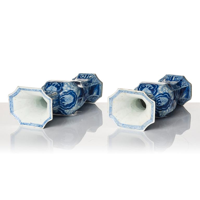 A pair of blue and white vases, Qing dynasty, Kangxi (1662-1722).