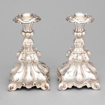 LJUSSTAKAR, ett par. Silver, barockstil, 1900-tal.