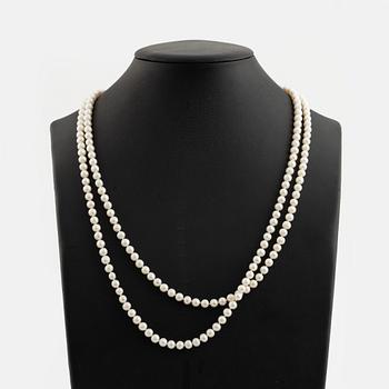 Necklace, longer model, with cultured pearls.