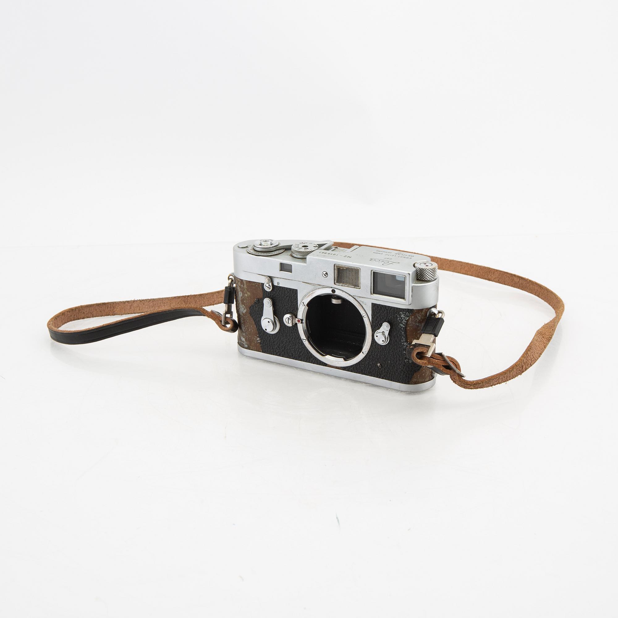 Leica camera with 2 lenses from the middle of the 20th century.