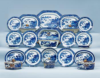 1582. A blue and white dinner service, Qing dynasty, Qianlong (1736-95). (89 pieces).