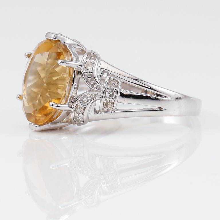 RING, 14K vitguld, citrin ca 6.00 ct. och mindre diamanter.