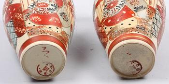 VASER, ett par, porslin, Satsuma, Japan.
