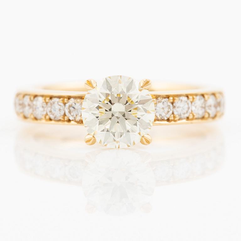 Ring 18K gold with brilliant-cut diamonds.