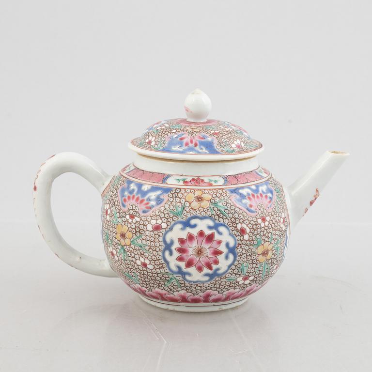 Tekanna med lock, porslin, Qingdynastin, Yongzheng (1723-35).