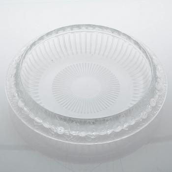 A french Lalique glass bowl from the latter half of the 20th century.