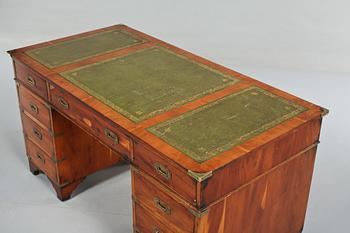SKRIVBORD, engelsk stil, 1900-talets andra hälft.