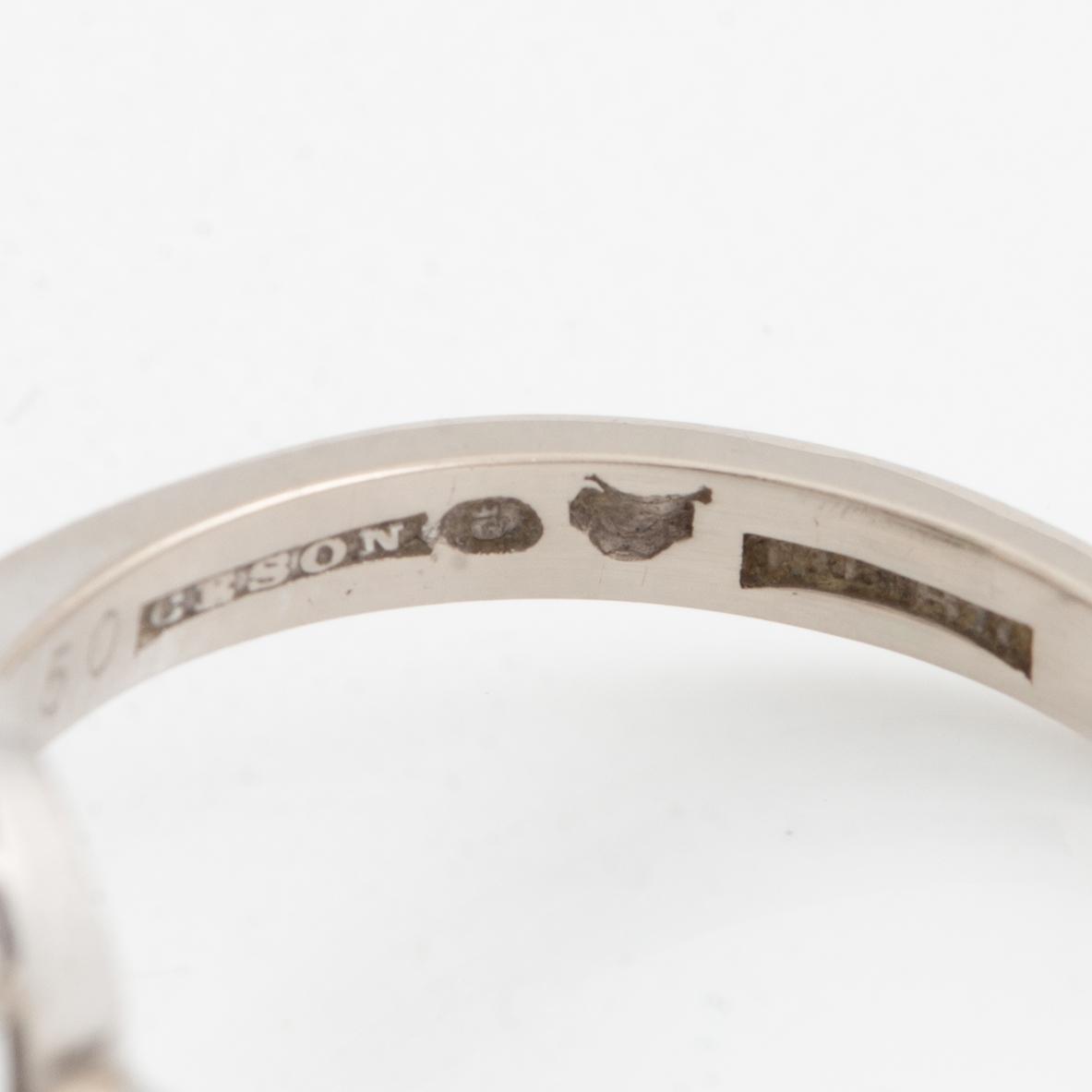 Ring, carmoséring 18K vitguld med smaragd och krans av briljantslipade diamanter.