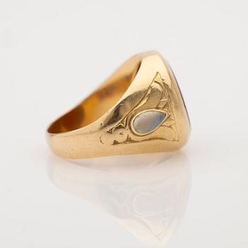 Cocktail ring, 18k gold with red and moonstones.