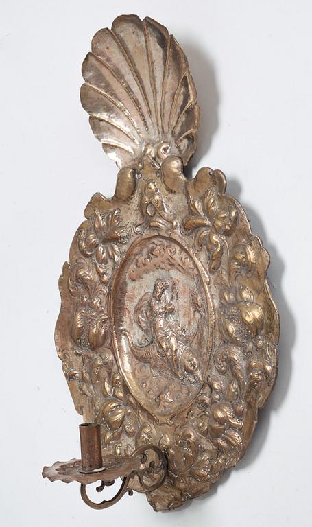 LJUSPLÅTAR, för ett ljus, ett par, barock, 1600-talets senare del, Sverige eller Tyskland/Nederländerna.