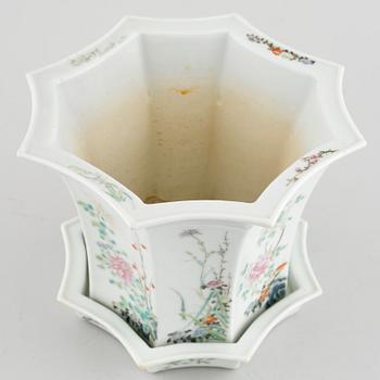 A Chinese porcelain flowerpot on a  dish, 1960s or later.