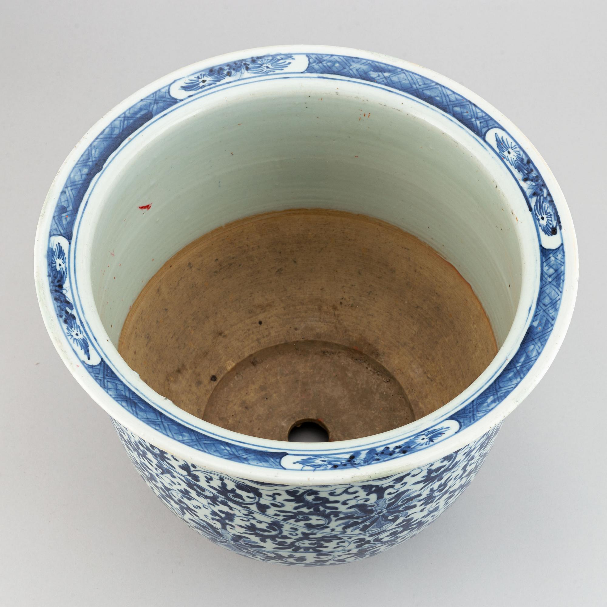 A blue and white flower pot, Qing dynasty, 19th Century.