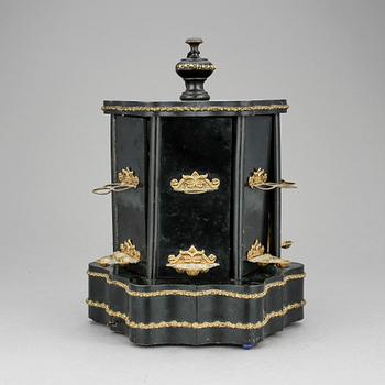 CIGARRHÅLLARE, trä och gulmetall. 1900-talets början.