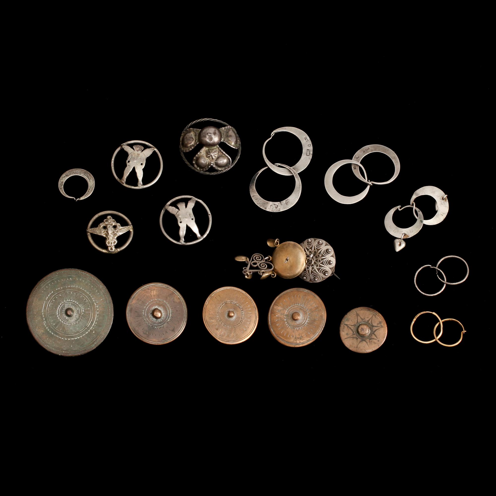 PARTI DRÄKTSMYCKEN, ca 65 delar. Delvis silver. Diverse mästare. 1800/1900-tal.