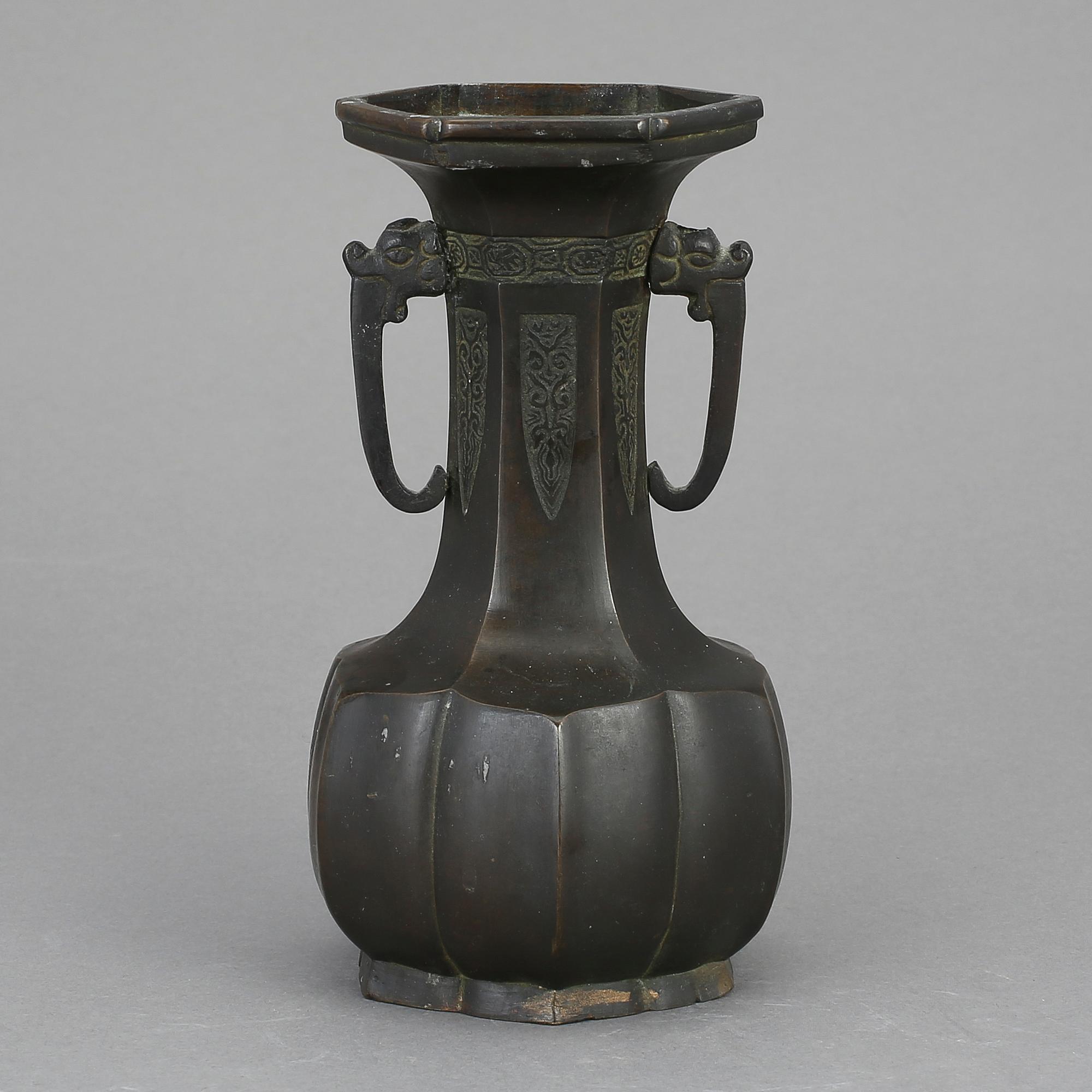 VAS, brons. Kina, omkring 1900.