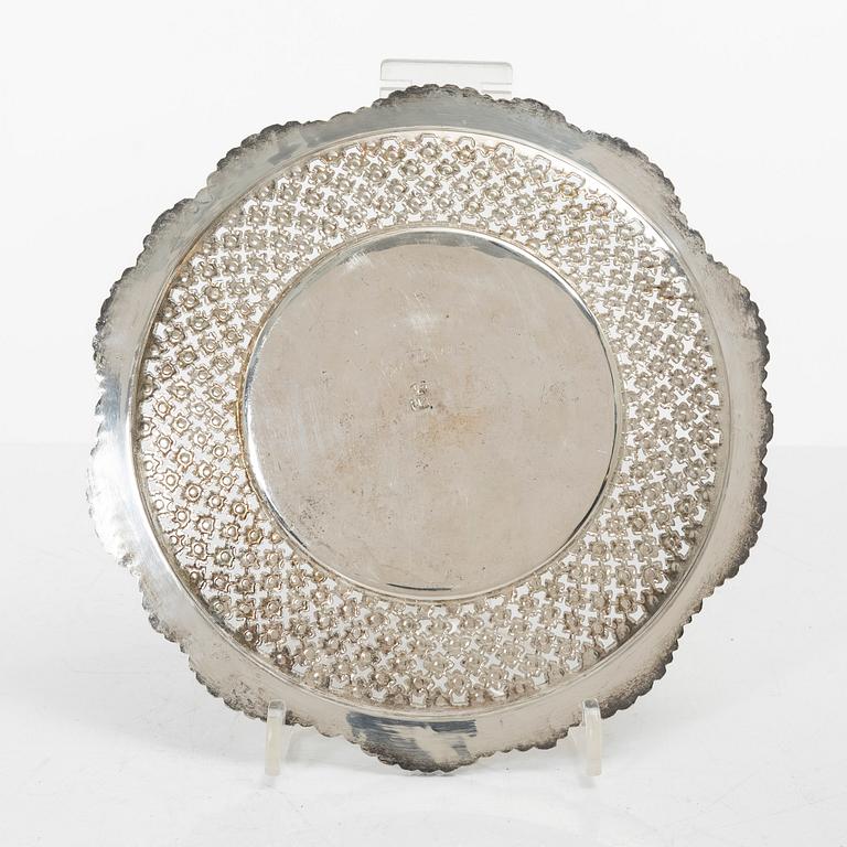 Skål på bricka, silver, Persien (Iran), 1900-tal.