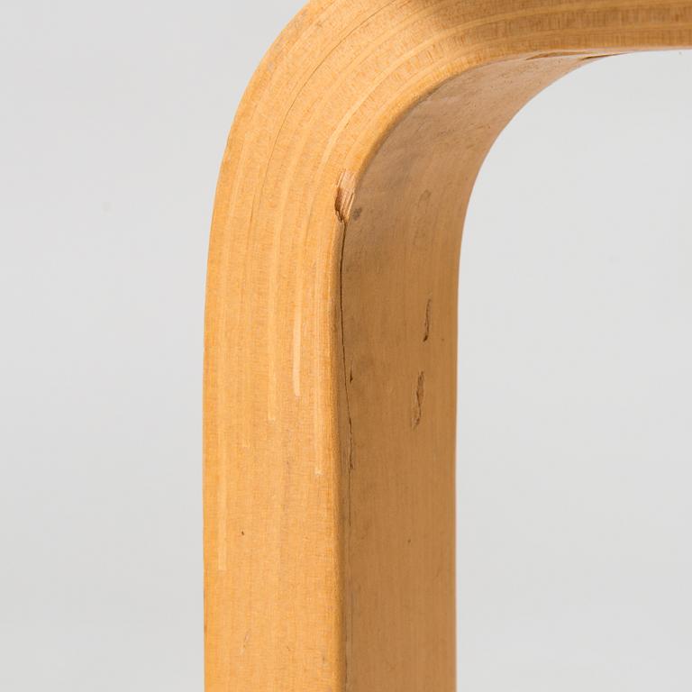 Alvar Aalto, klaffbord "DL82" och pallar, 4 st "60", för O.Y. Huonekalu-ja Rakennustyötehdas A.B 1900-talets mitt.