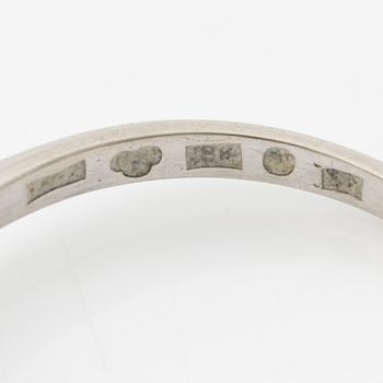 18K white gold ring with a brilliant-cut diamond.