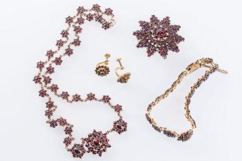 HALSBAND, BROSCH, ARMBAND samt ÖRHÄNGEN, ett par, med fasetterade granater, troligen omkring sekelskiftet 1900.