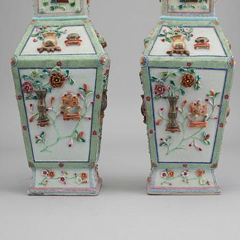 A PAIR OF CHINESE PORCELAIN VASES CA 1900.