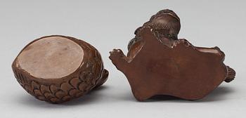 A set of two japanese bronze water-droppers, Meiji (1868-1912).