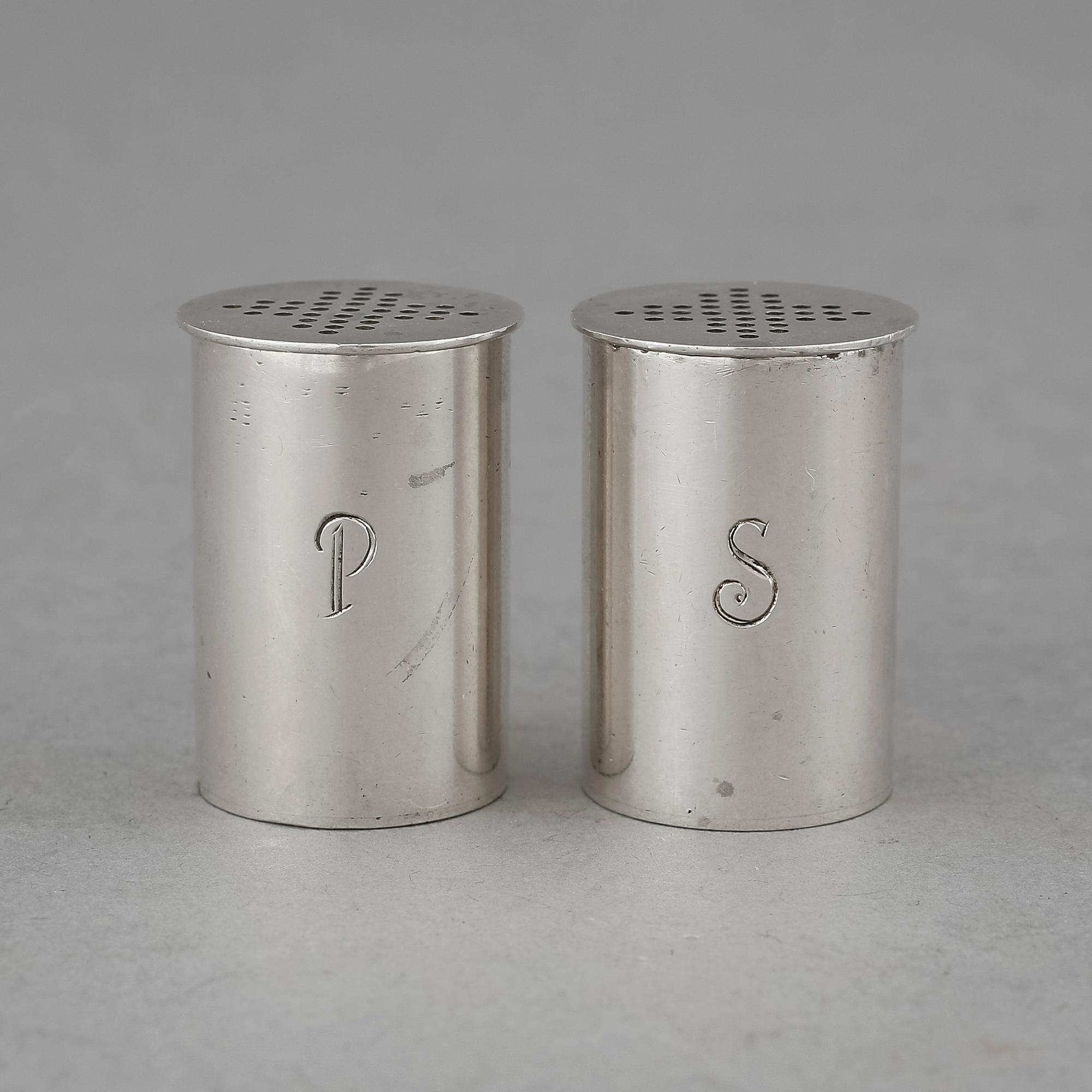 SALT- OCH PEPPARSTRÖARE, silver, Wiwen Nilsson, 1964. Vikt 43 g.