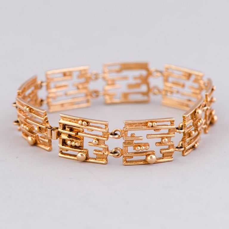 A BRACELET, 14K gold.