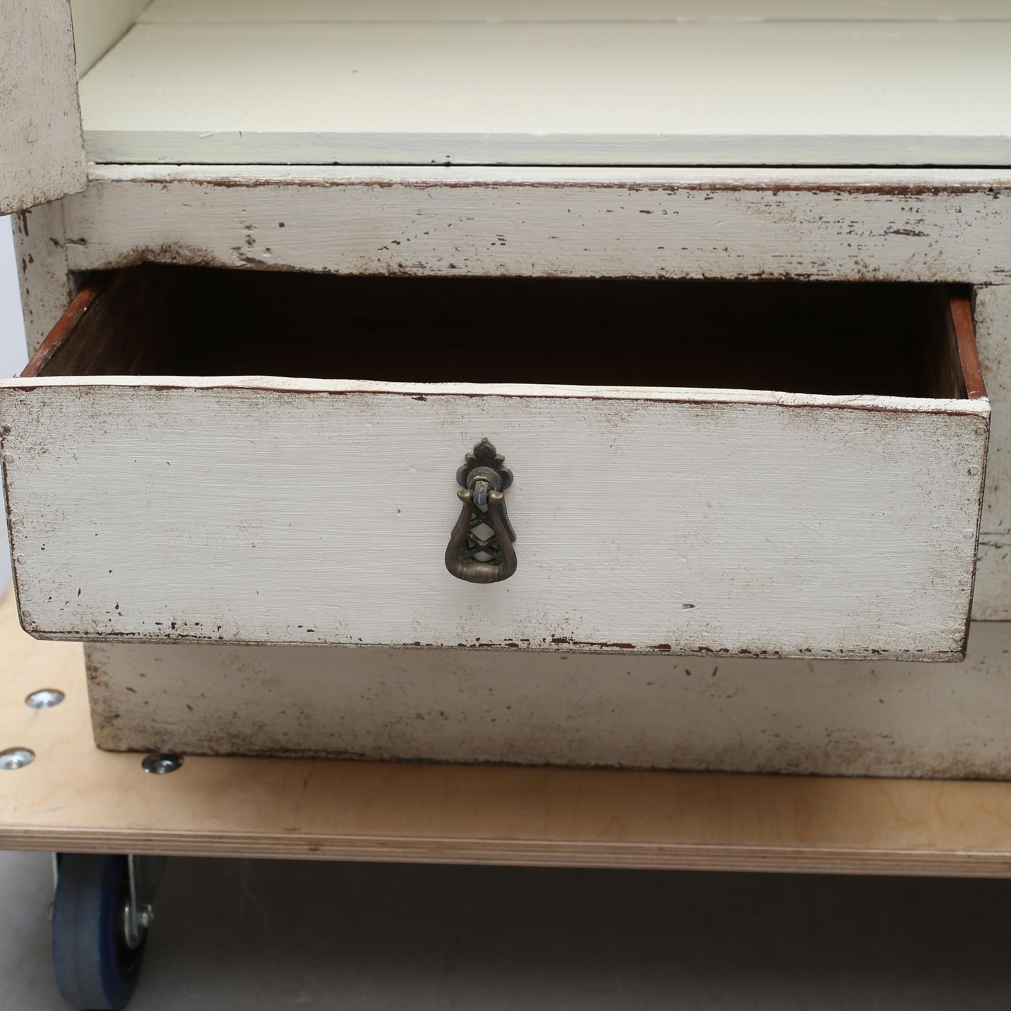 VITRINSKÅP, modern tillverkning av äldre delar.