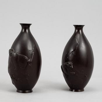 A pair of Japanse bronze vases, Meiji period (1868-1912).