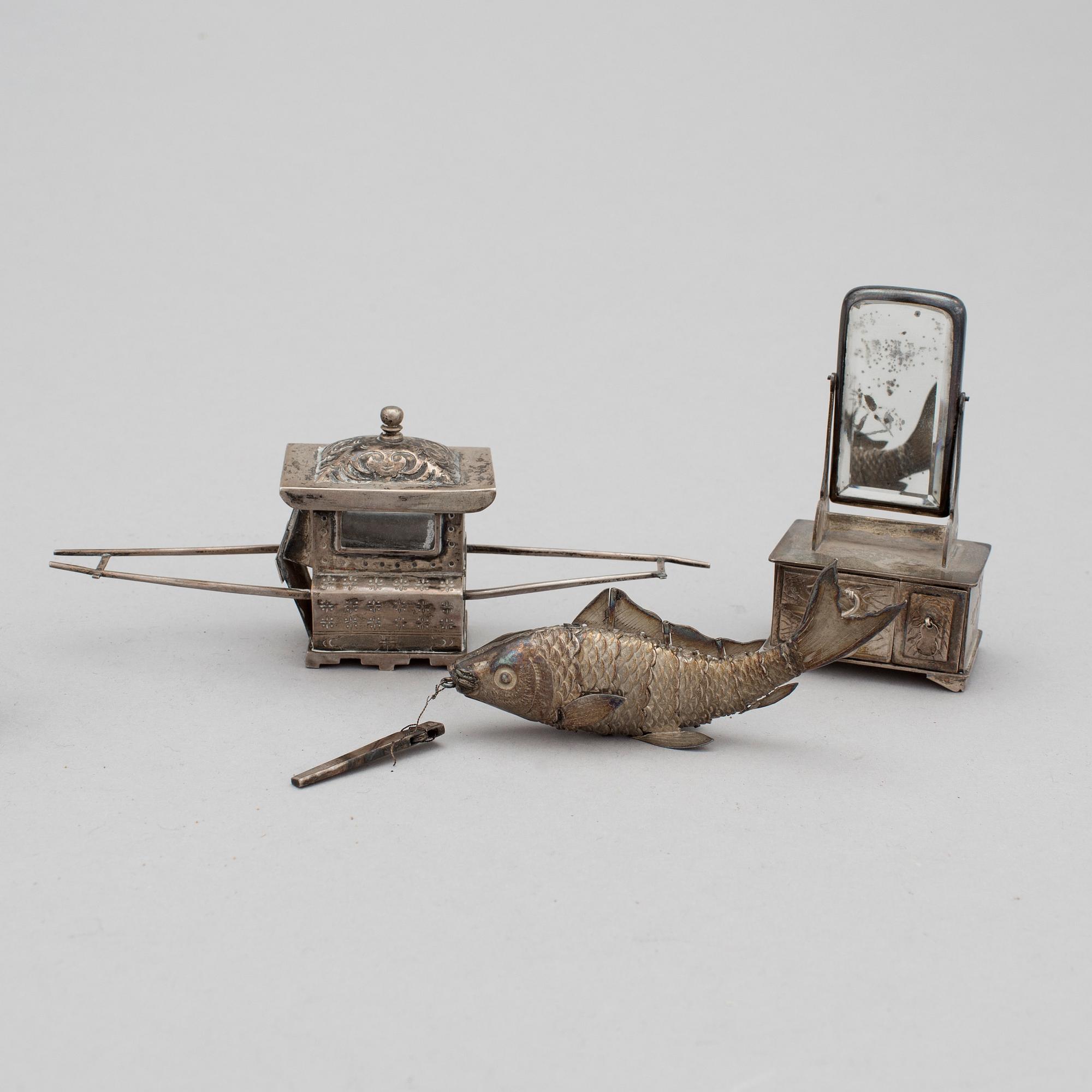 MINIATYRER, fem stycken, silver. Japan, tidigt 1900-tal.